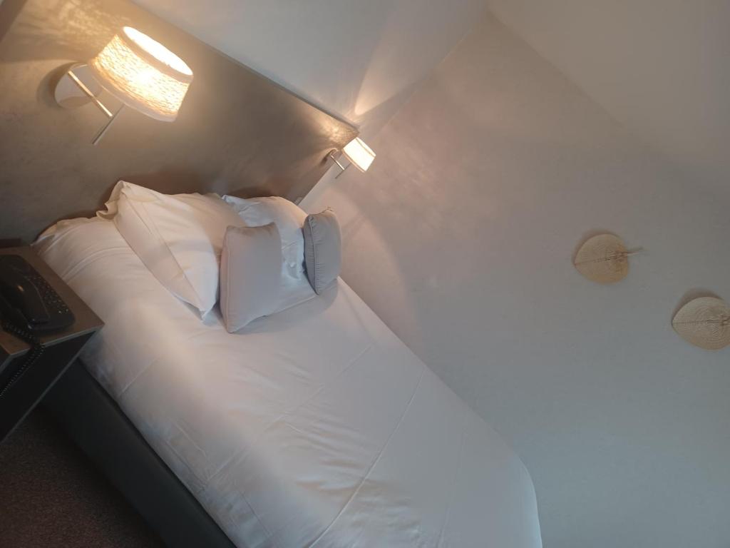 Postel nebo postele na pokoji v ubytování Hôtel La Parenthèse