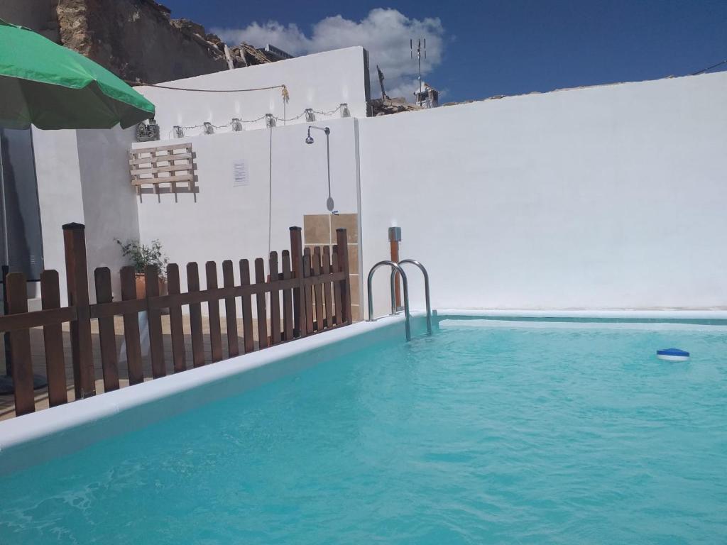 Swimmingpoolen hos eller tæt på CASA RURAL EN GRANADA CON CHIMENEA, PISCINA PRIVADA Y BARBACOA LA CASITA DE TóZAR