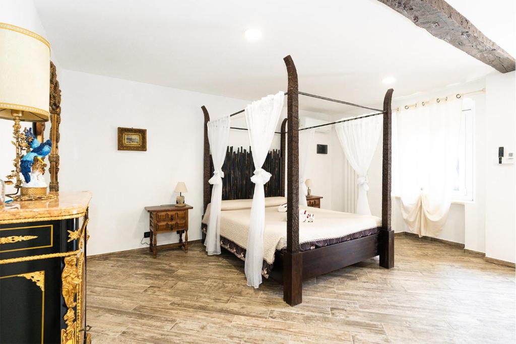1 dormitorio con cama con dosel y escritorio en Margot Family en Venaria Reale