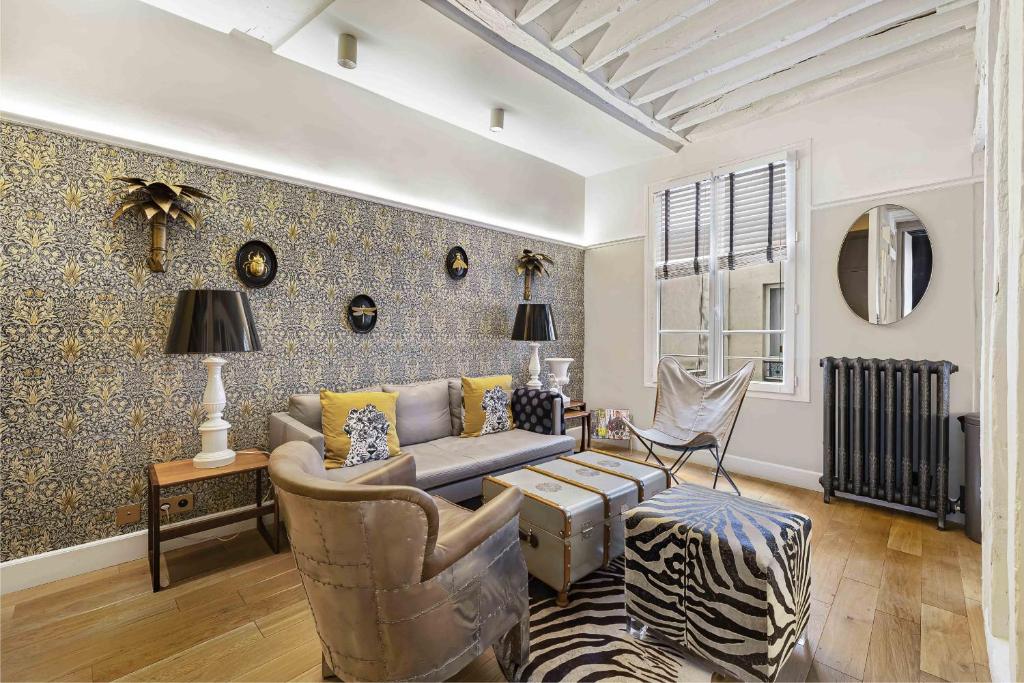 un salon avec un canapé et un zèbre dans l'établissement Bleu Nuit, à Paris