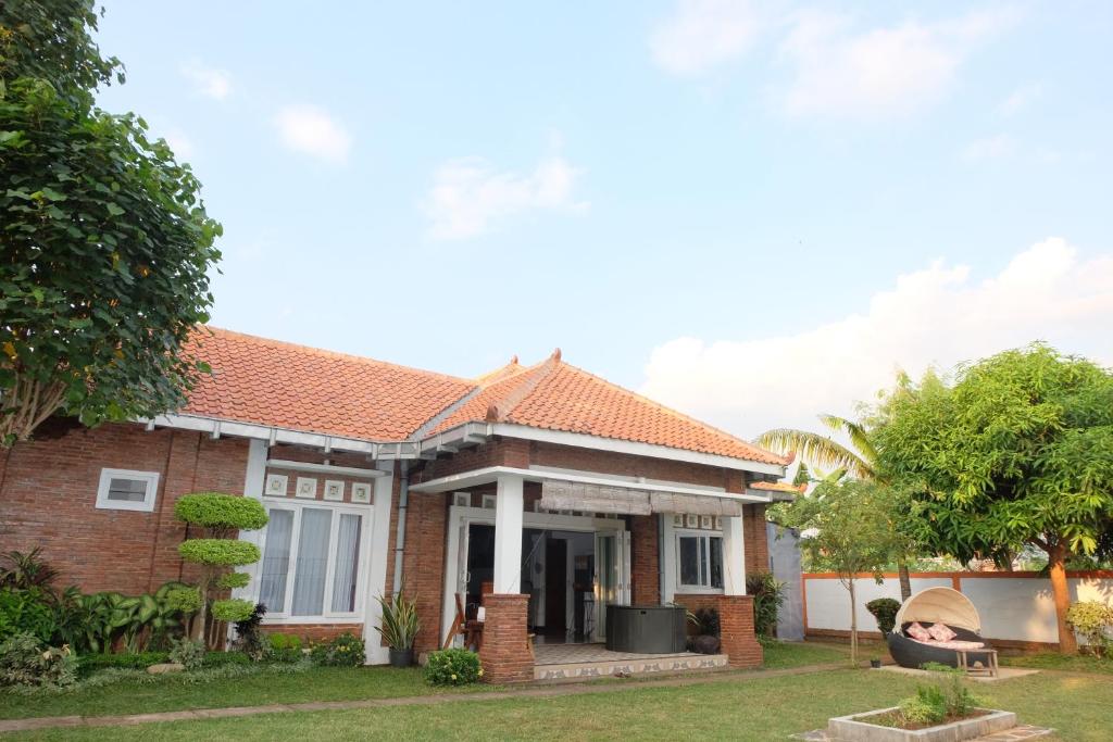 una casa de ladrillo con techo rojo en Shoreside Semat Villa and Flat en Jepara