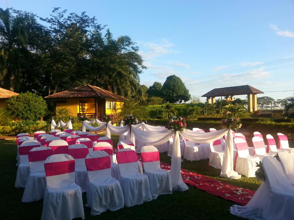 Un jardín fuera de Hotel Campestre La Potra