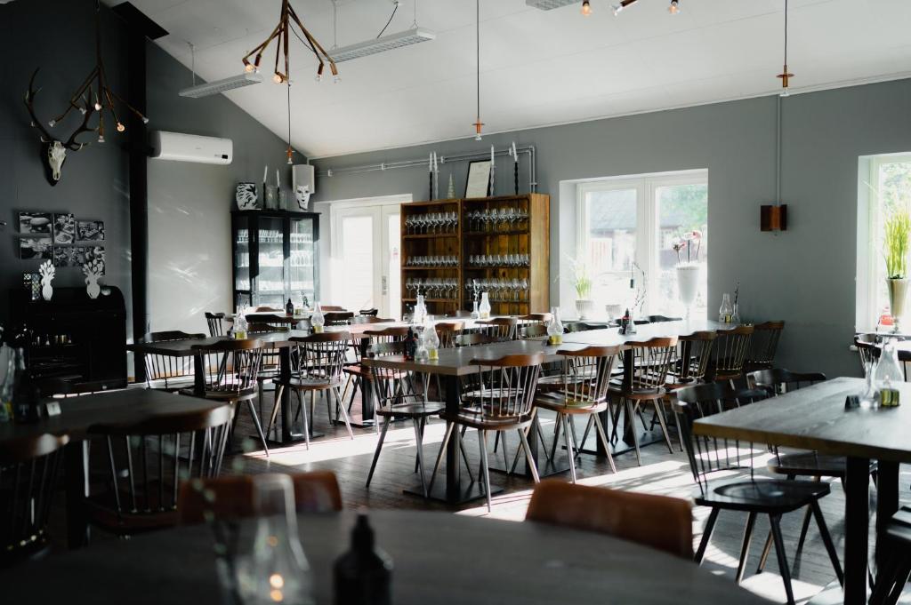 una sala da pranzo con tavoli e sedie di STF Korrö Hotell a Linneryd