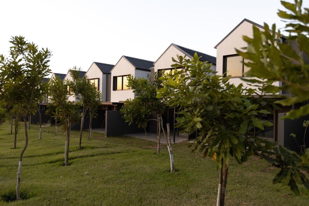 eine Reihe von Bäumen vor einem Haus in der Unterkunft The Woods Luxury Homes - Elaleni Estate in Ballito