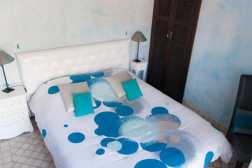 เตียงในห้องที่ Suite Essaouira, Riad 8 au village naturiste Couple only