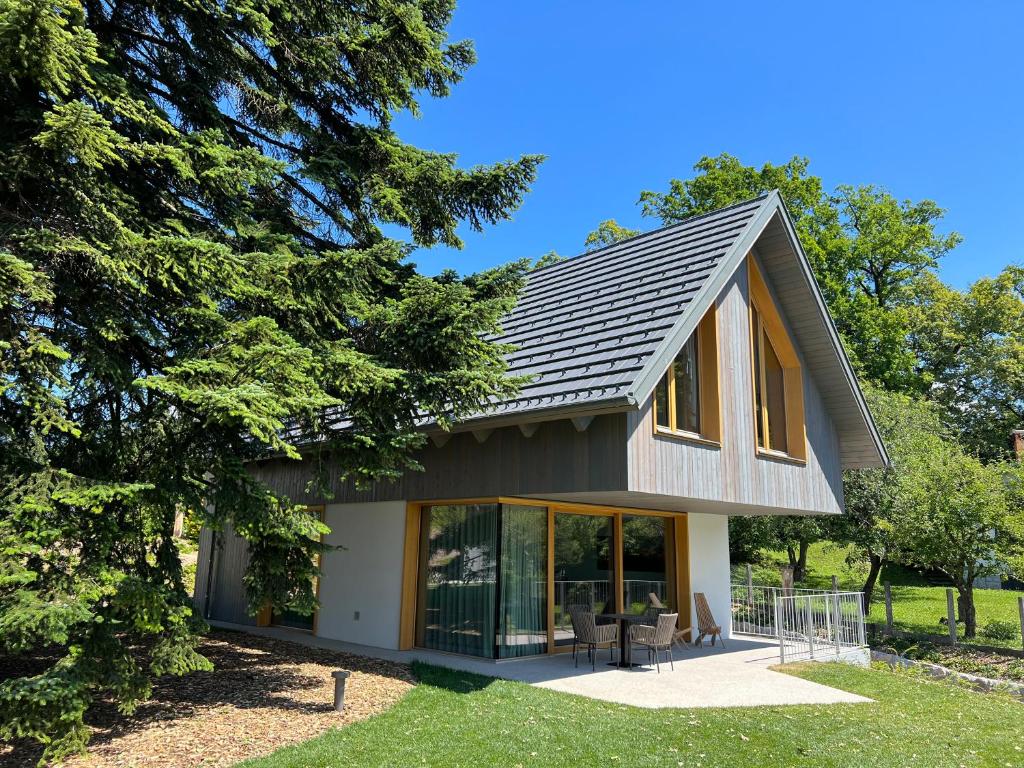 una casa con techo de metal en Ambient Resort Bled en Bled