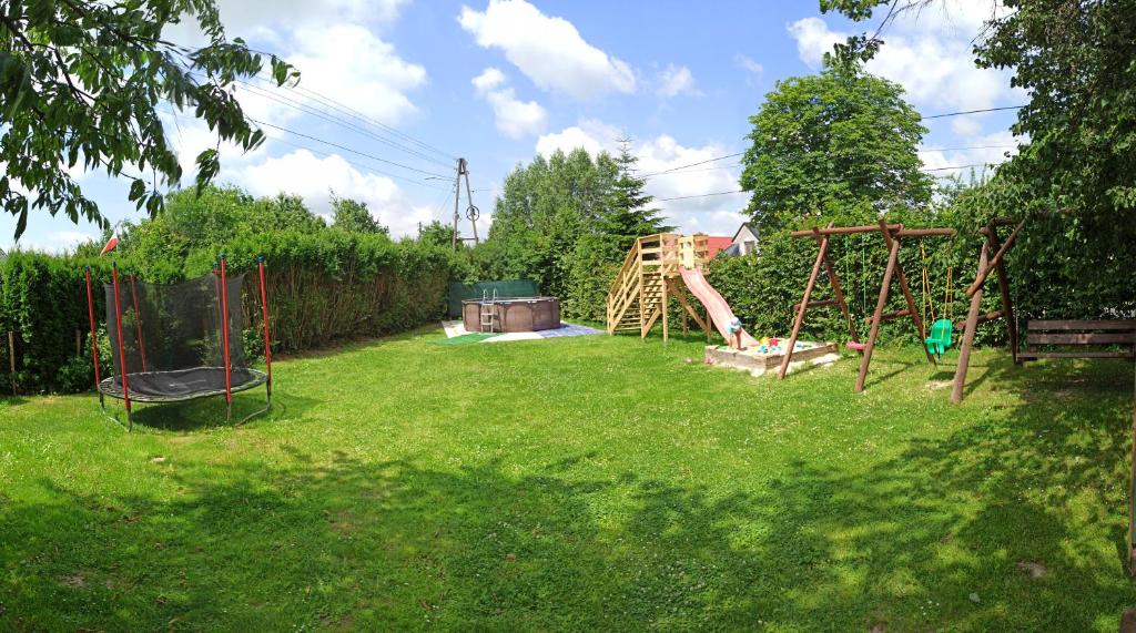 un patio con columpios y parque infantil en U Ganca, en Krajno Pierwsze