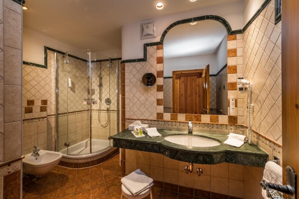 Kúpeľňa v ubytovaní Romantik Hotel Santer