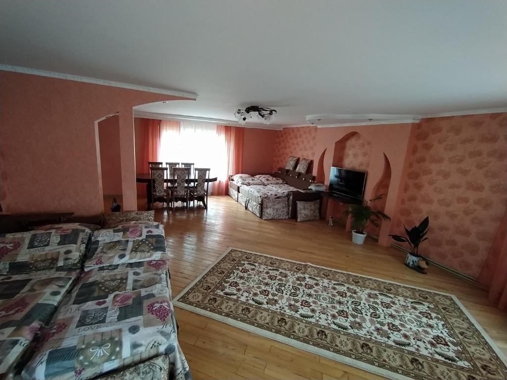 Postel nebo postele na pokoji v ubytování Гостьовий будинок