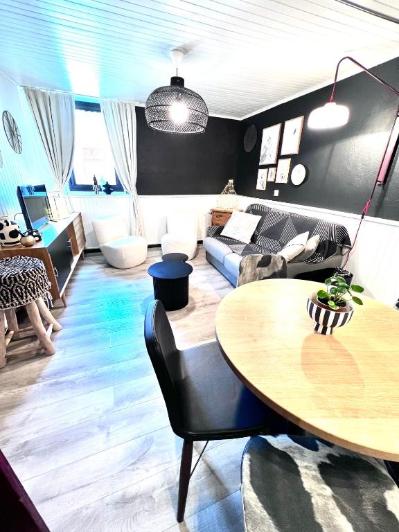 un salon avec une table et un canapé dans l'établissement 