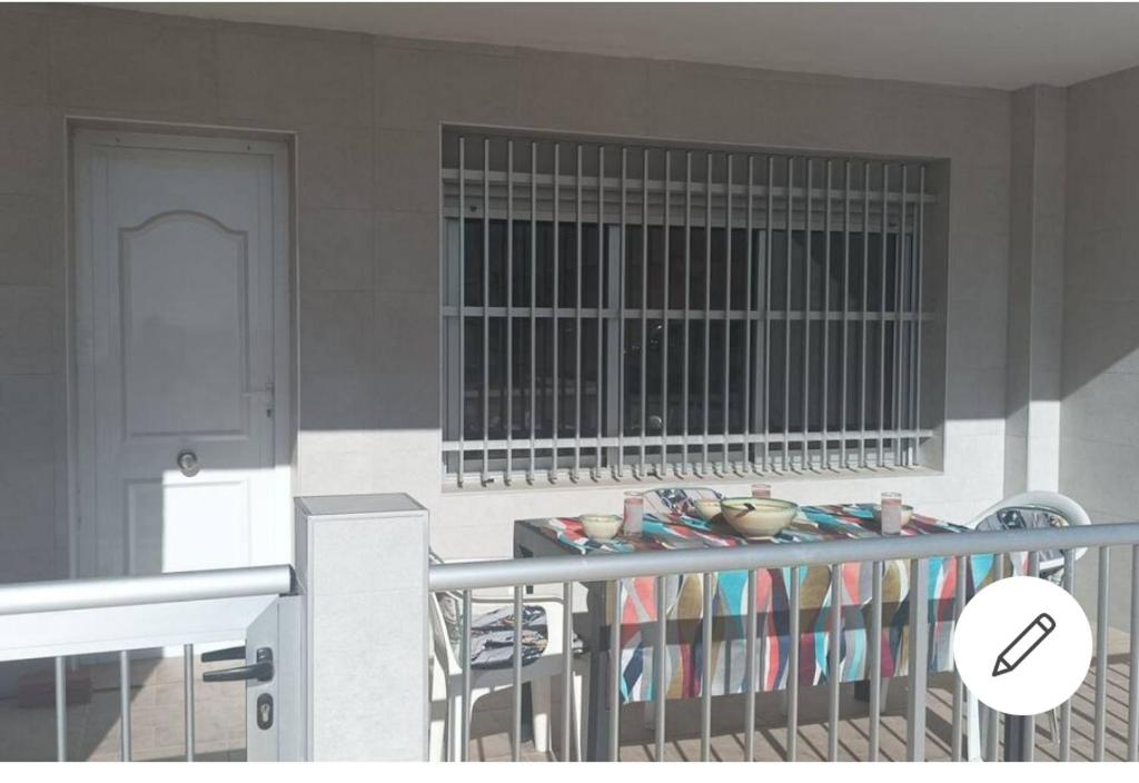 een balkon met een tafel met borden en kommen erop bij La casa del pescador in Santa Pola