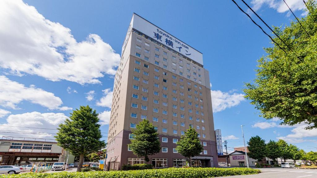 富山市にある東横INN富山駅新幹線口1の上に看板がある高い建物
