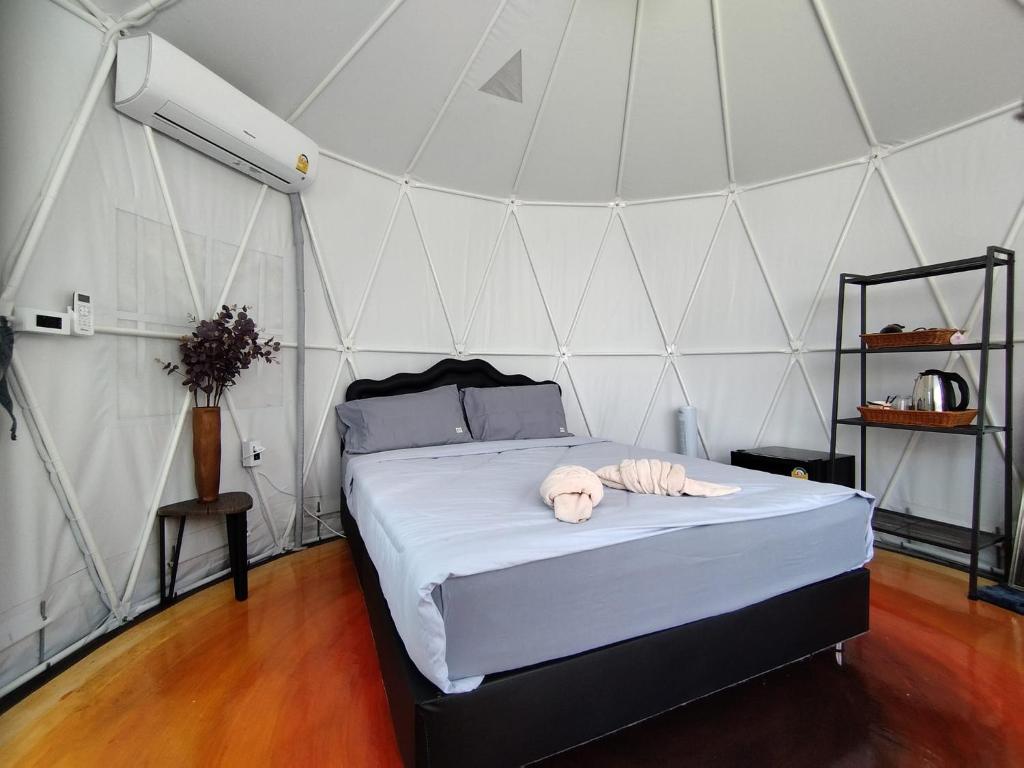 Postel nebo postele na pokoji v ubytování Yellowstone Cheewa View Khao Kho