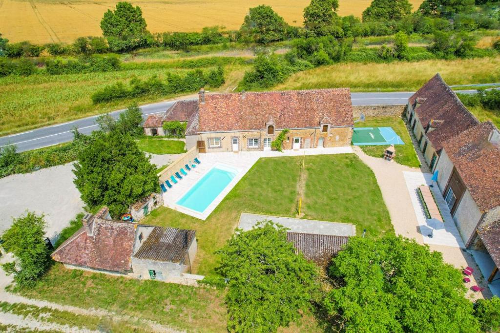 una vista aérea de una finca con piscina en So Villa La Girardiere 28 - Heated pool - Basket - Jacuzzi - 2h Paris - 30 beds, en La Loupe