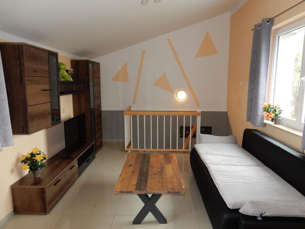 een woonkamer met een bank en een salontafel bij Apartment Haus 25 in Velten
