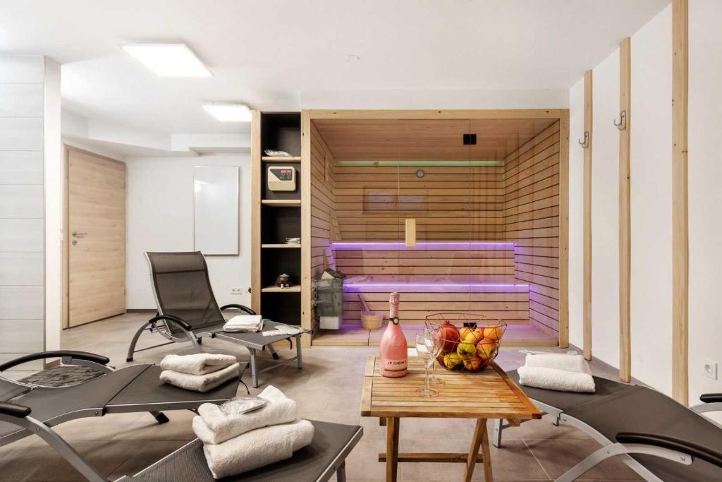 um quarto com um ginásio com cadeiras e uma mesa em Chic Apartments with Finnish Sauna and Jacuzzi em Kranjska Gora