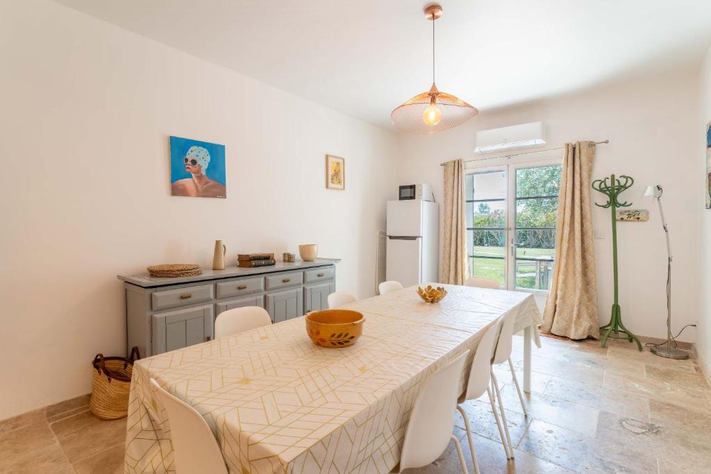 cocina con mesa y sillas en una habitación en Mas du Petit Duc, en Cavaillon
