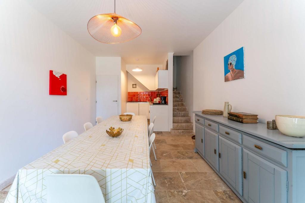 cocina con mesa y sillas en una habitación en Mas du Petit Duc, en Cavaillon