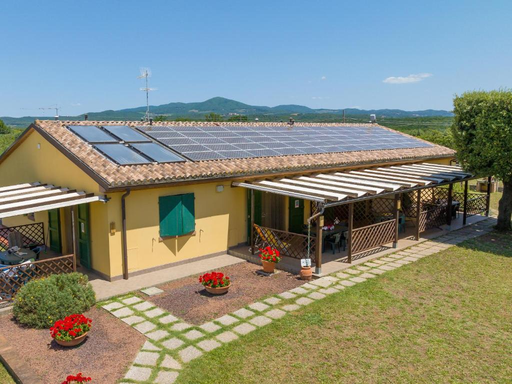 una casa con paneles solares en el techo en Il Pino - appartamento Ciliegio, en Cecina