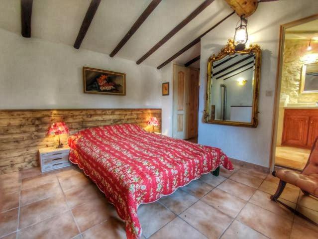 um quarto com uma cama grande e um espelho em Maison au Calme avec Piscine en Provence em Carpentras