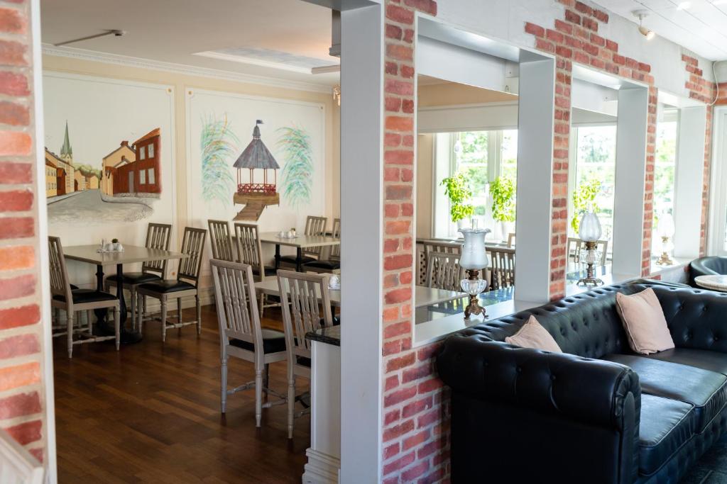 A seating area at Park Hotel Linköping Fawlty Towers