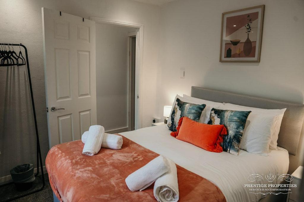 1 dormitorio con 1 cama grande y toallas. en Fell Croft by Prestige Properties SA, en Dalton-in-Furness