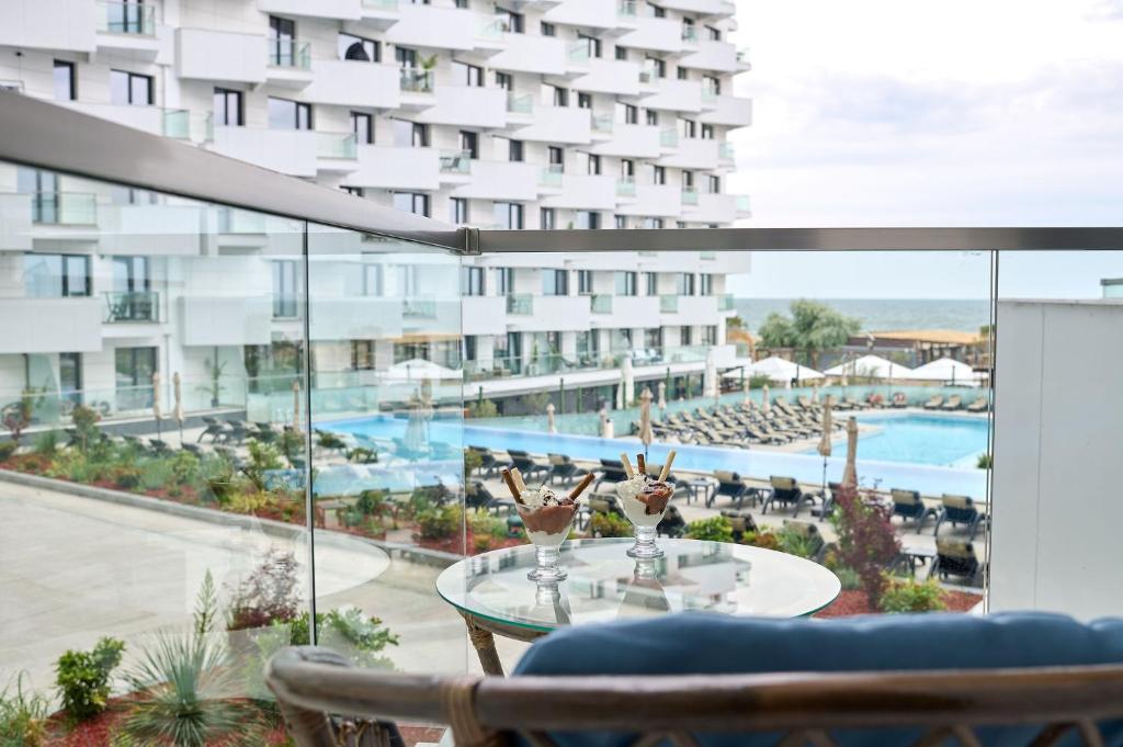 Výhled na bazén z ubytování Star Apartment in Infinity Beach Resort - parking nebo okolí