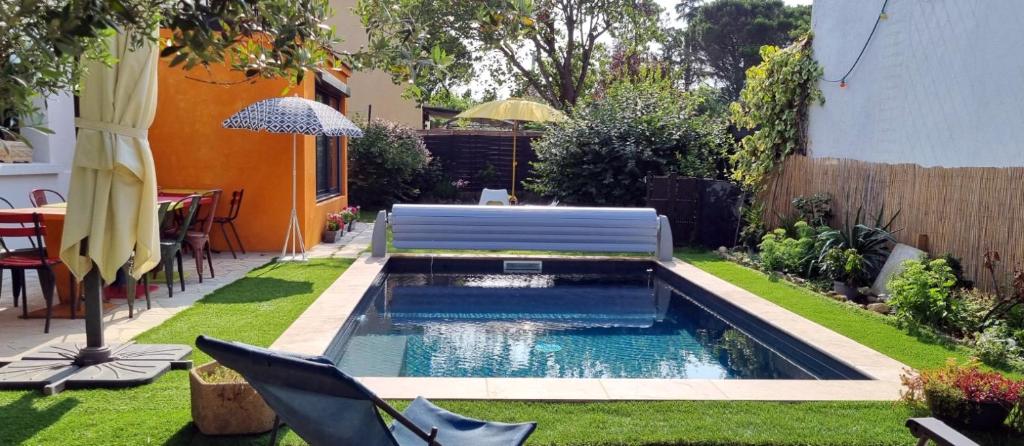 Bazén v ubytovaní La Maison Pop Appartement meublé indépendant avec jardin alebo v jeho blízkosti