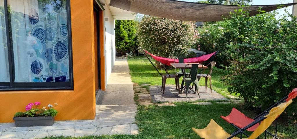 Vonkajšia záhrada v ubytovaní La Maison Pop Appartement meublé indépendant avec jardin