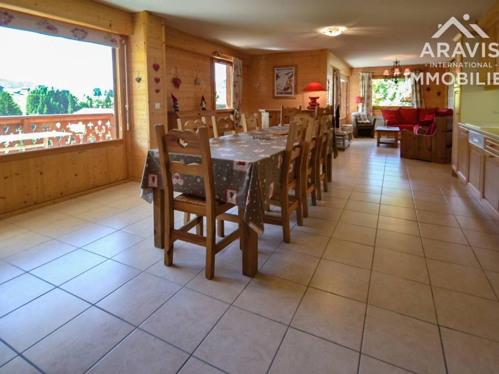 a dining room with a table and chairs at Appartement Le Grand-Bornand, 5 pièces, 8 personnes - FR-1-391-41 in Le Grand-Bornand