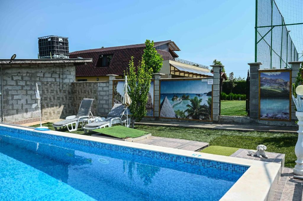 Bazén v ubytování Guest House ERIDA nebo v jeho okolí