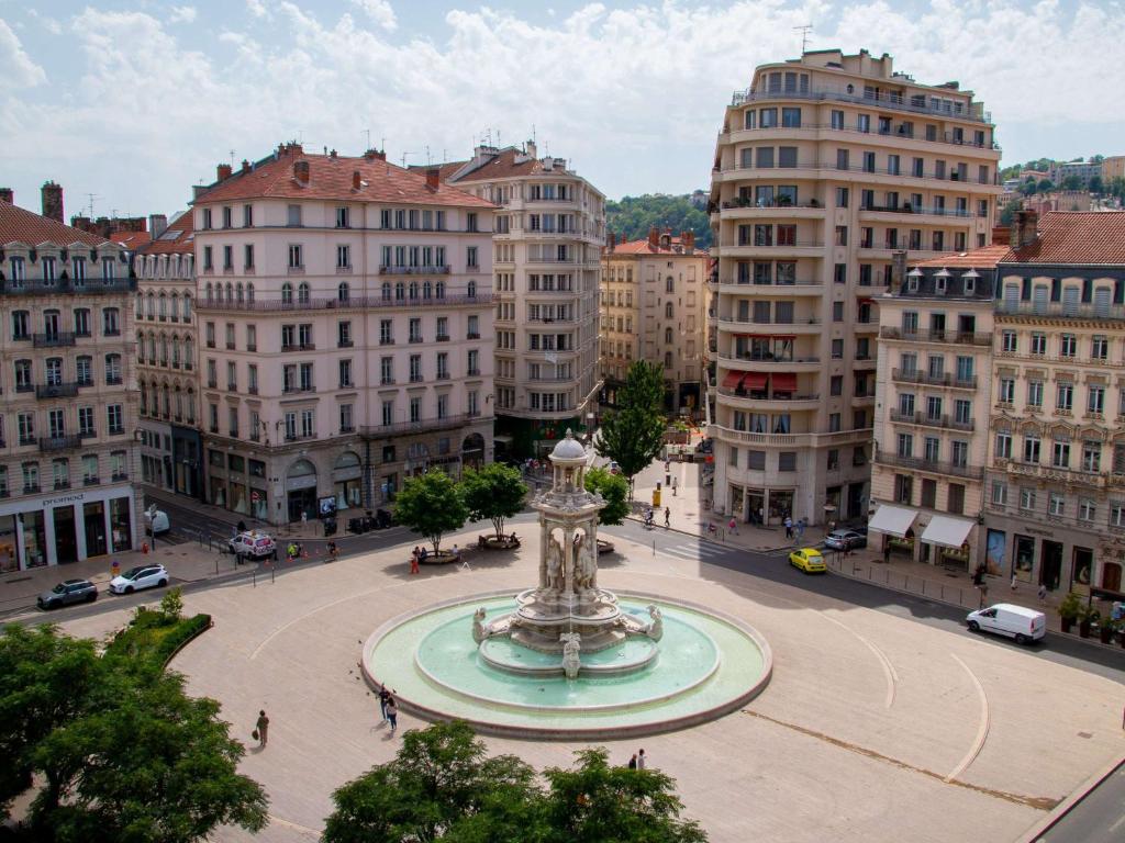 une grande fontaine au milieu d'une ville dans l'établissement Mercure Lyon Centre Beaux-Arts, à Lyon