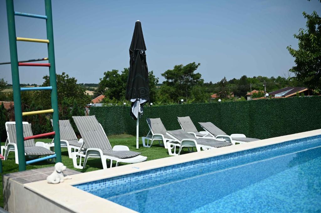 Bazén v ubytování Guest House ERIDA nebo v jeho okolí