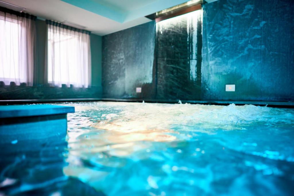 Bazén v ubytování Hotel Crozzon nebo v jeho okolí