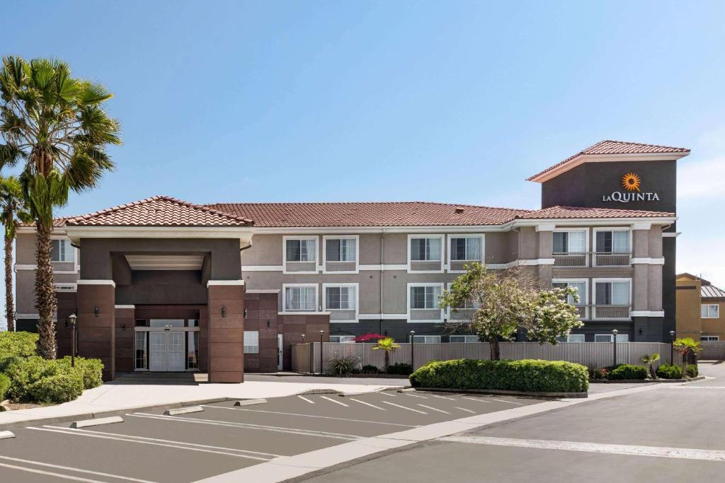 a large apartment building with a parking lot at La Quinta by Wyndham Hesperia Victorville in Hesperia
