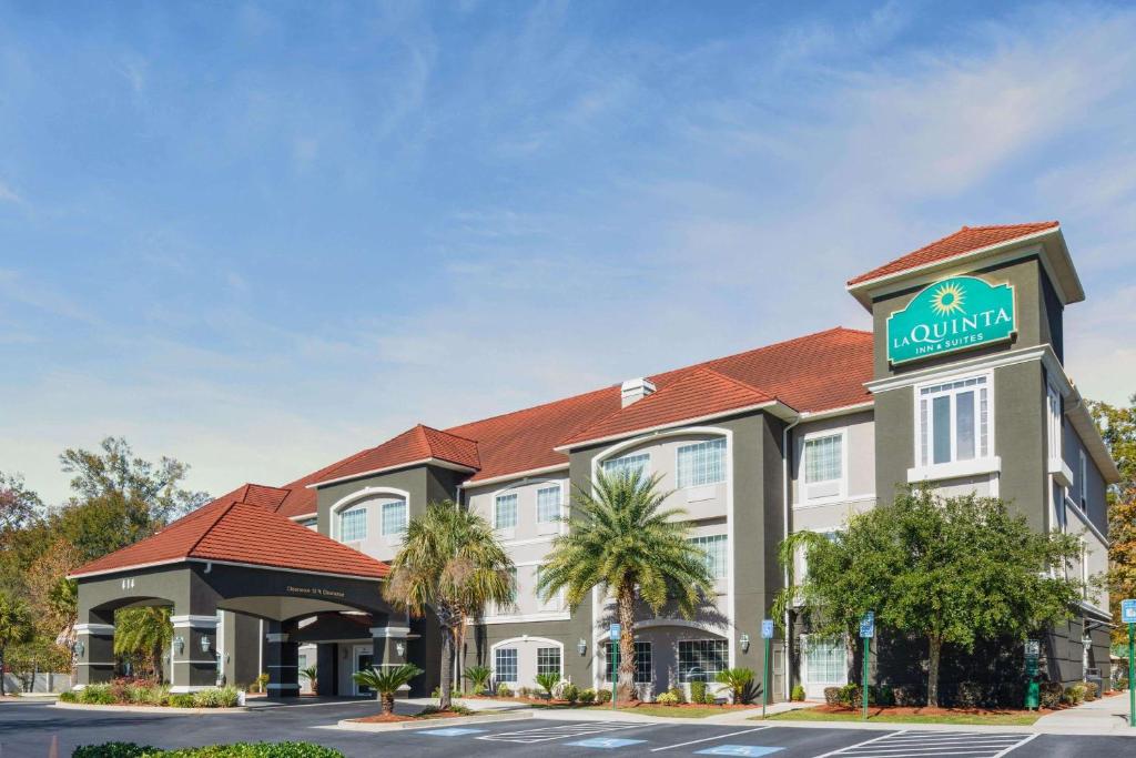 a hotel with a sign on the front of a building at La Quinta by Wyndham Savannah Airport - Pooler in Savannah