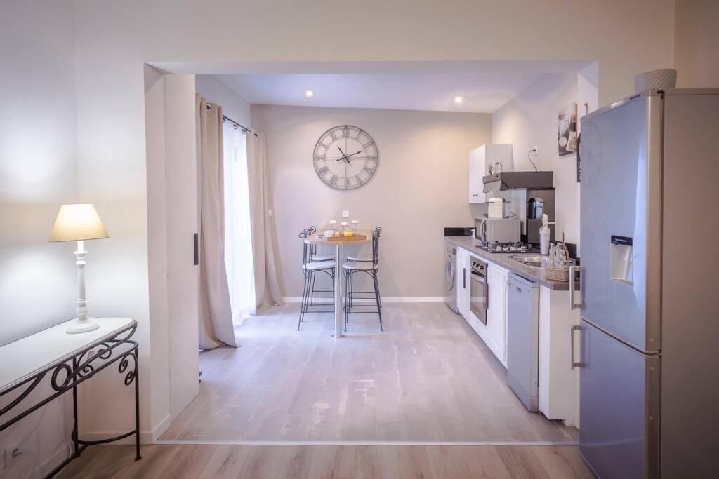 Kuchyň nebo kuchyňský kout v ubytování Tiny Badamier Blanc appartement 4 étoiles 2 à 4 personnes piscinelle chauffée