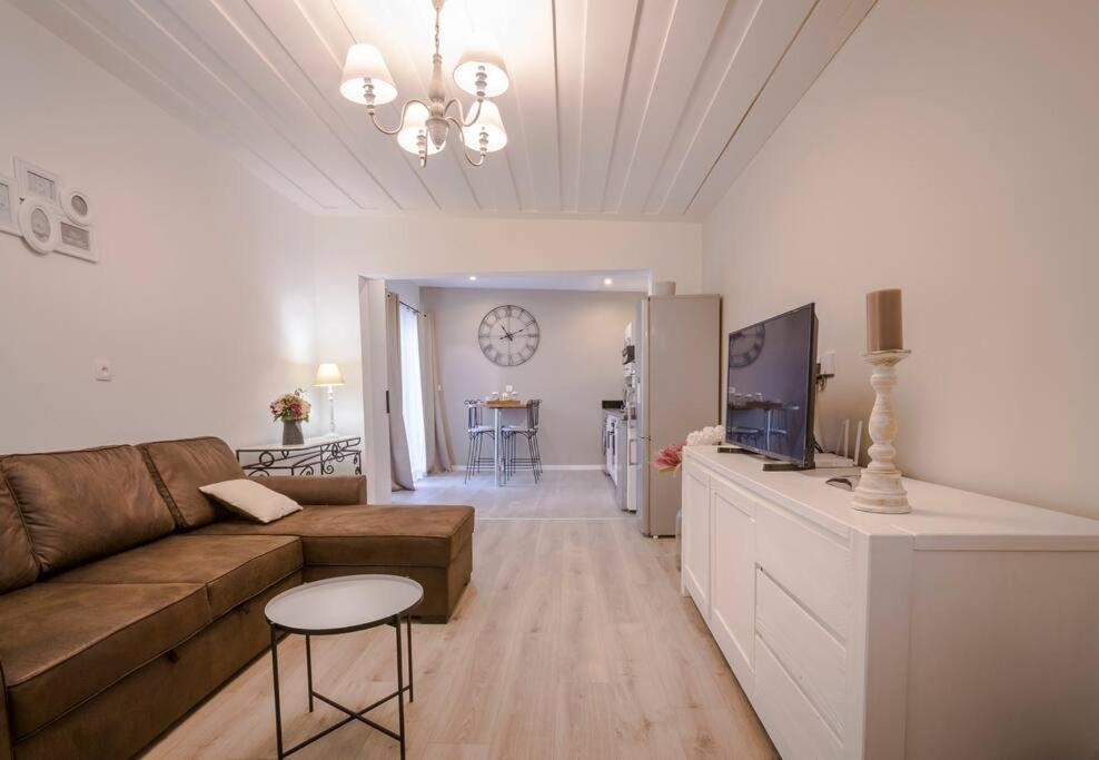 Posezení v ubytování Tiny Badamier Blanc appartement 4 étoiles 2 à 4 personnes piscinelle chauffée