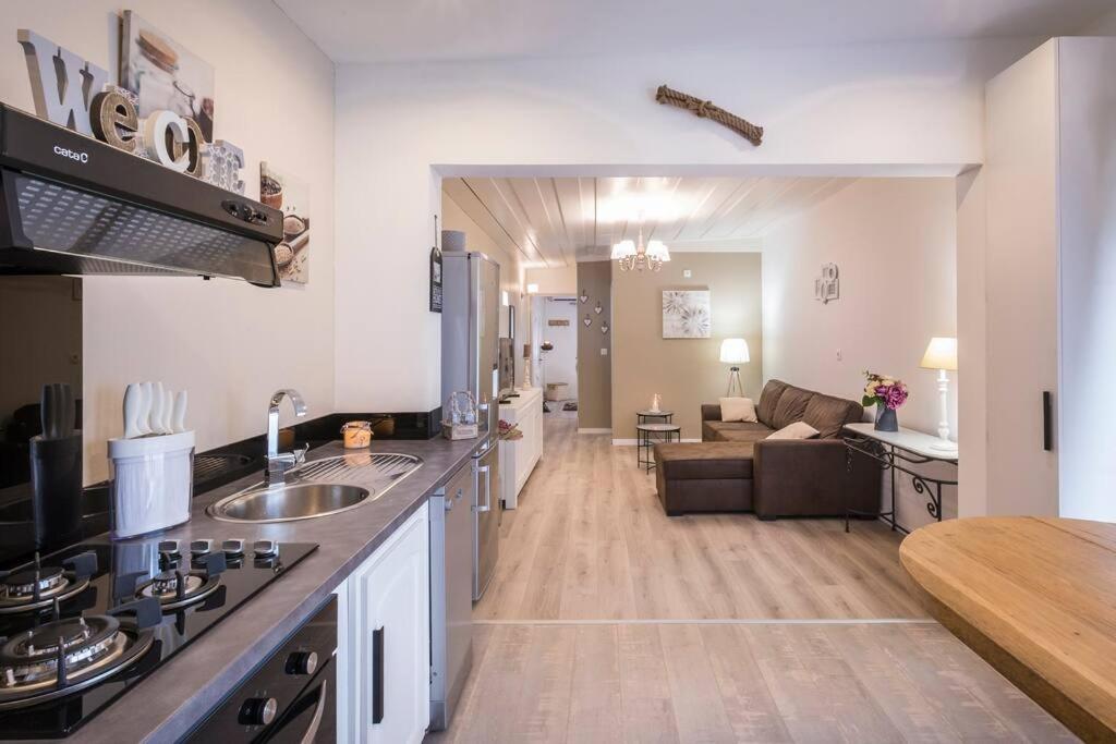 Kuchyň nebo kuchyňský kout v ubytování Tiny Badamier Blanc appartement 4 étoiles 2 à 4 personnes piscinelle chauffée
