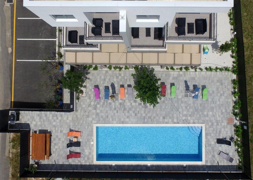 een uitzicht op een zwembad in een huis bij Villa Ecija in Trogir