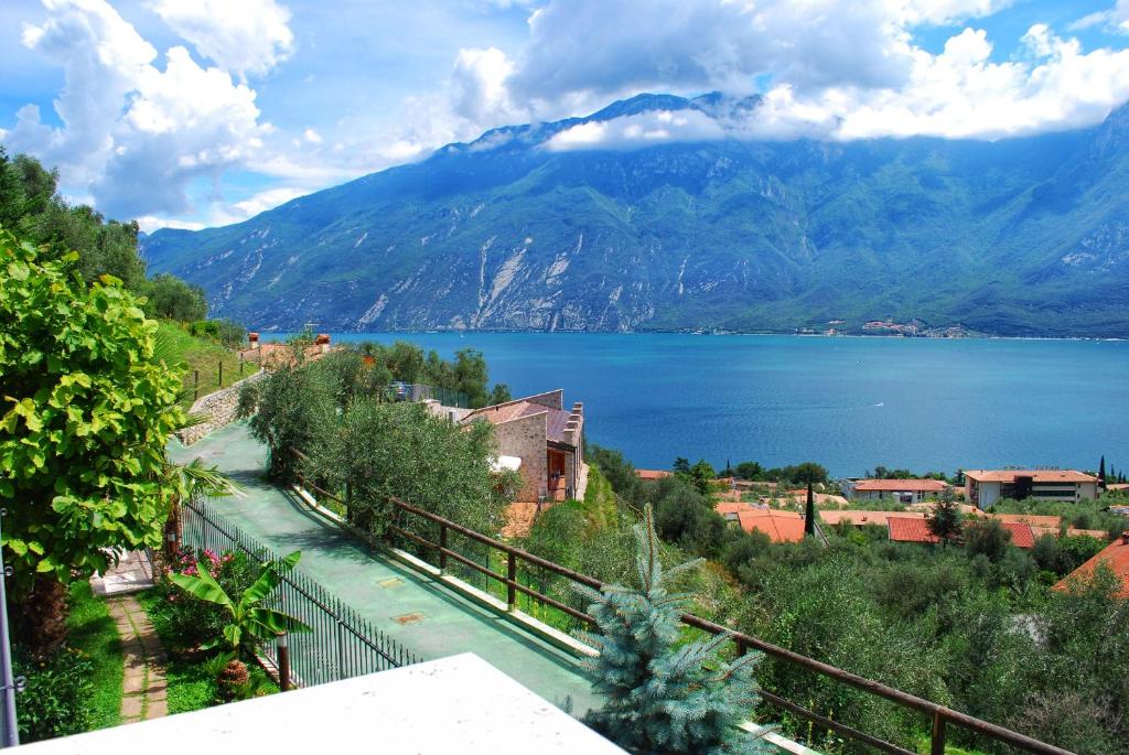 リモーネ・スル・ガルダにあるVilla Fior di Lotoの湖と山の景色