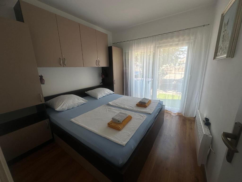 ein Schlafzimmer mit einem Bett mit zwei Handtüchern darauf in der Unterkunft Apartment Deluxe IM in Medulin