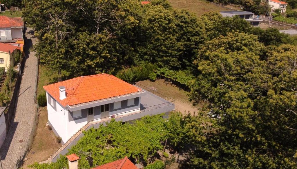 een uitzicht op een huis met een oranje dak bij Casa do Souto - Douro e Marão 