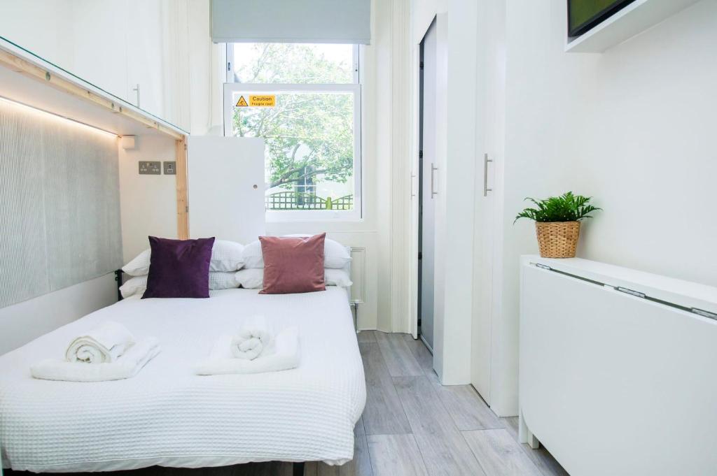 Un dormitorio con una cama con dos toallas encima. en SoBo Studio 2 - by Brighton Holiday Lets, en Brighton & Hove