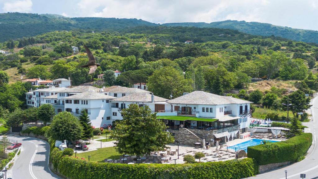 - une vue aérienne sur une maison avec une piscine dans l'établissement Portaria Hotel, à Portariá