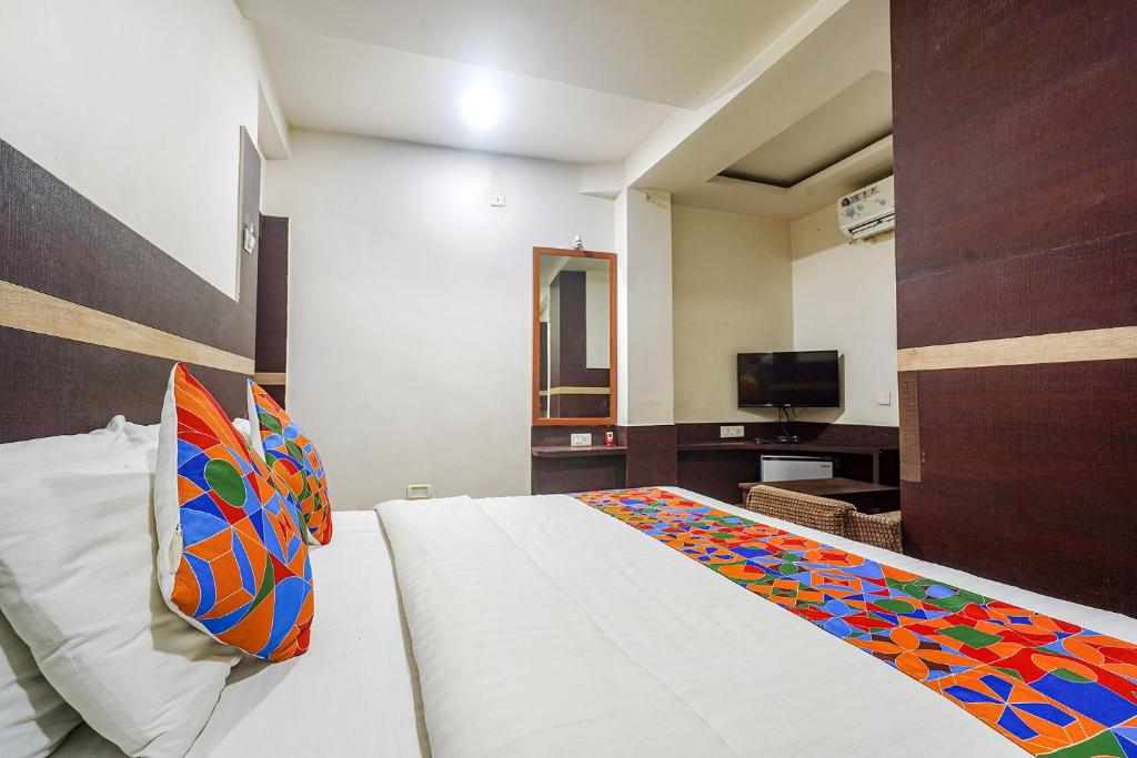 Postel nebo postele na pokoji v ubytování FabHotel Shravan - Nr Eternity Mall