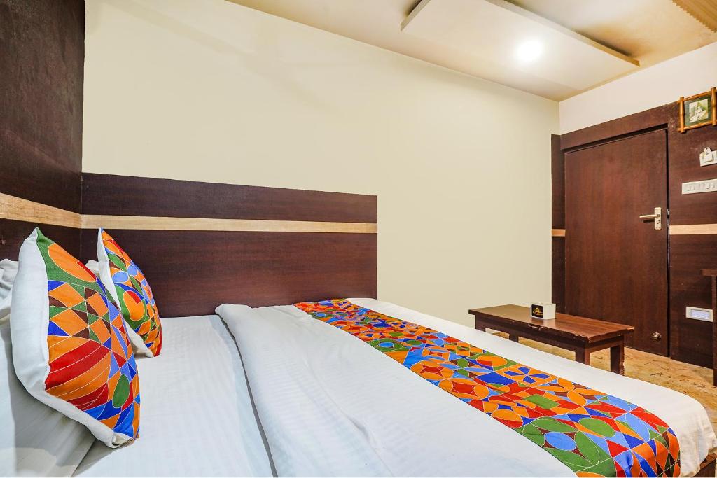 Postel nebo postele na pokoji v ubytování FabHotel Shravan - Nr Eternity Mall