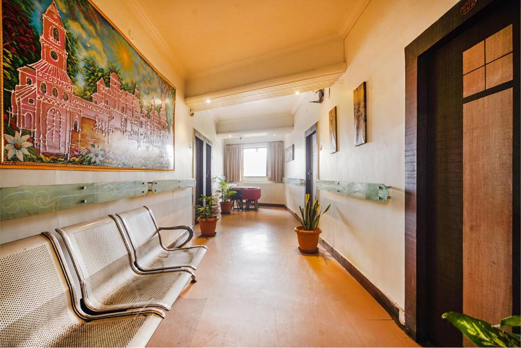 Posezení v ubytování FabHotel Shravan - Nr Eternity Mall