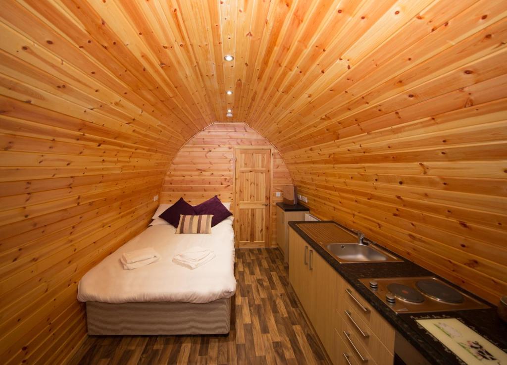 Postel nebo postele na pokoji v ubytování Wall Eden Farm - Luxury Log Cabins and Glamping