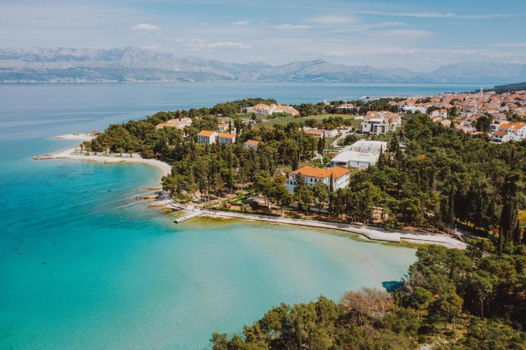 uma vista aérea de uma pequena ilha na água em Labranda Velaris Village em Supetar